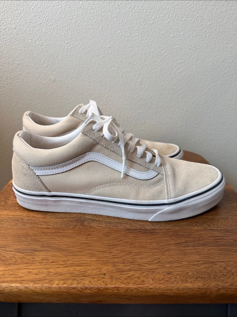 Vans Old Skool suede/canvas shoe in oatmeal cream unisex women’s 10, men’s 8.5